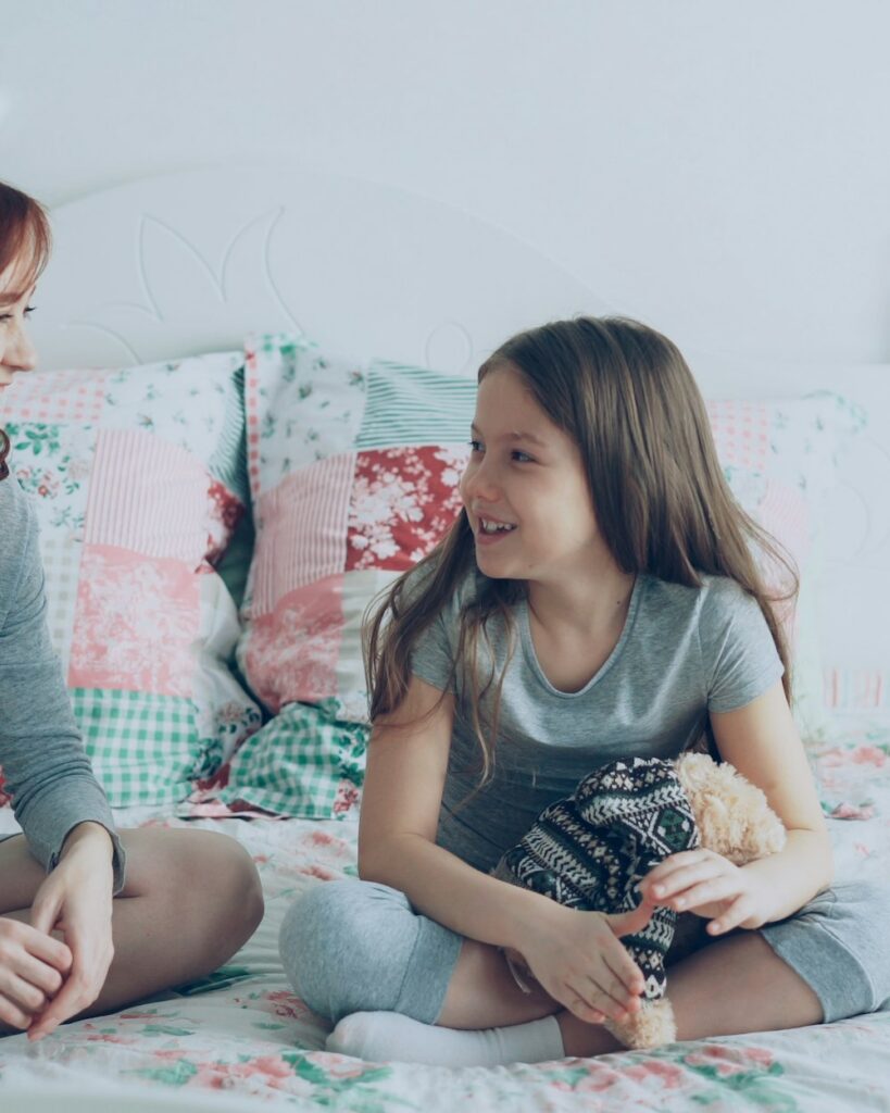 Mama i córka rozmawiające w domu